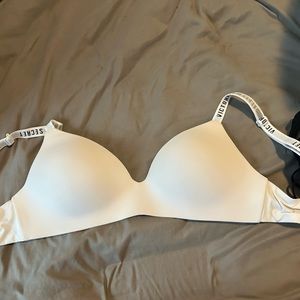 T-shirt lightly lined Victoria’s Secret wireless bra
